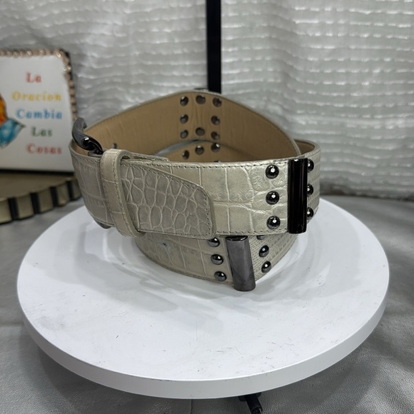 (H)Carlisle belt in matte white imitation crocodile leather with silver bucklexs main image 9